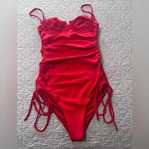 Isa Boulder
ONE-PIECE SWIMSUIT